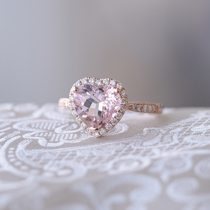 Morganitový prsten ve tvaru srdce s diamanty