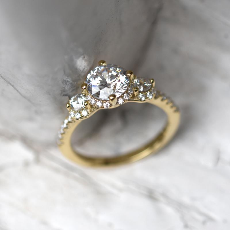 Zlatý zásnubní prsten se třemi diamanty 66084