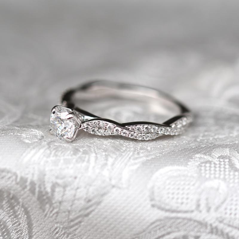 Zásnubní prsten s moissanitem a diamanty 66174