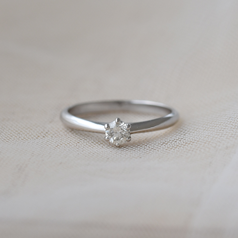 Zásnubní prsten s laboratorně vytvořeným diamantem