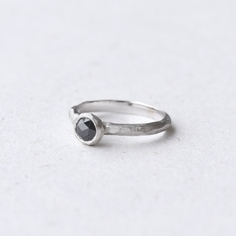 Tepaný prsten s černým diamantem v routovém brusu