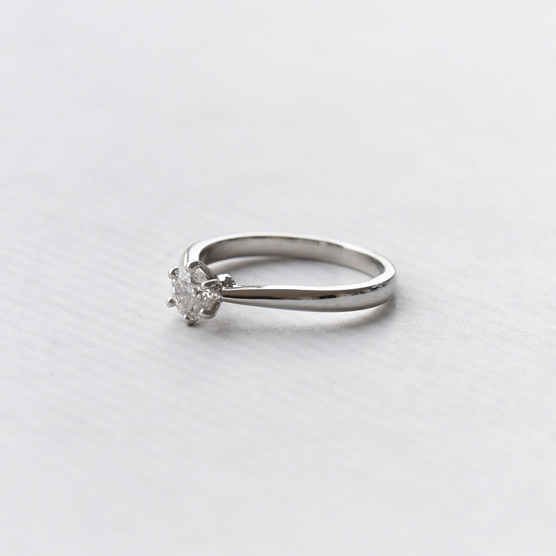 Prsten z platiny s diamantem 69694