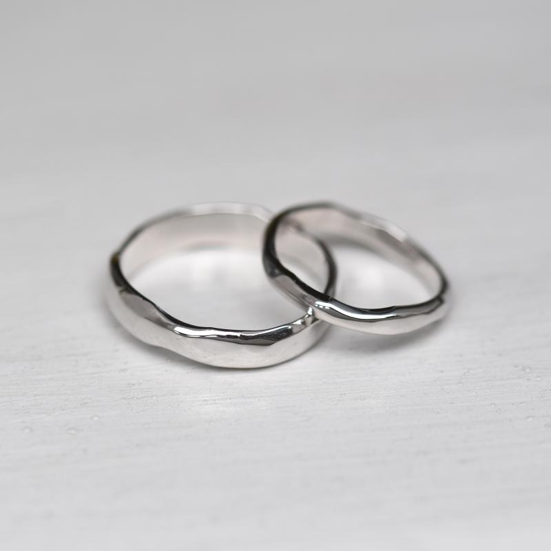 Pokřivené snubní prsteny s lesklým povrchem 76504