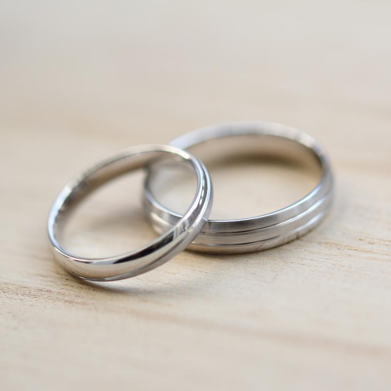 Platinové snubní prsteny s jemnými drážkami