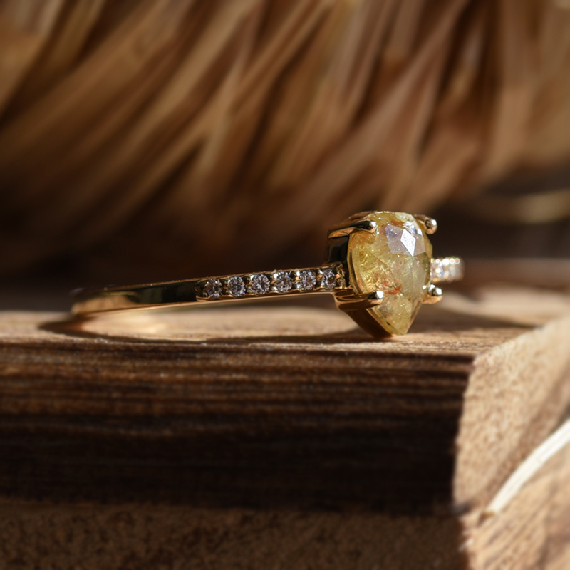 Dokonalý zásnubní prsten s pear diamantem 78244