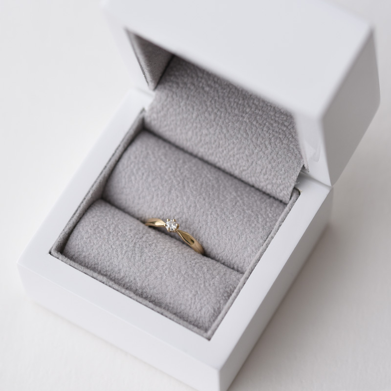 Zlatý zásnubní prsten s diamantem 78444