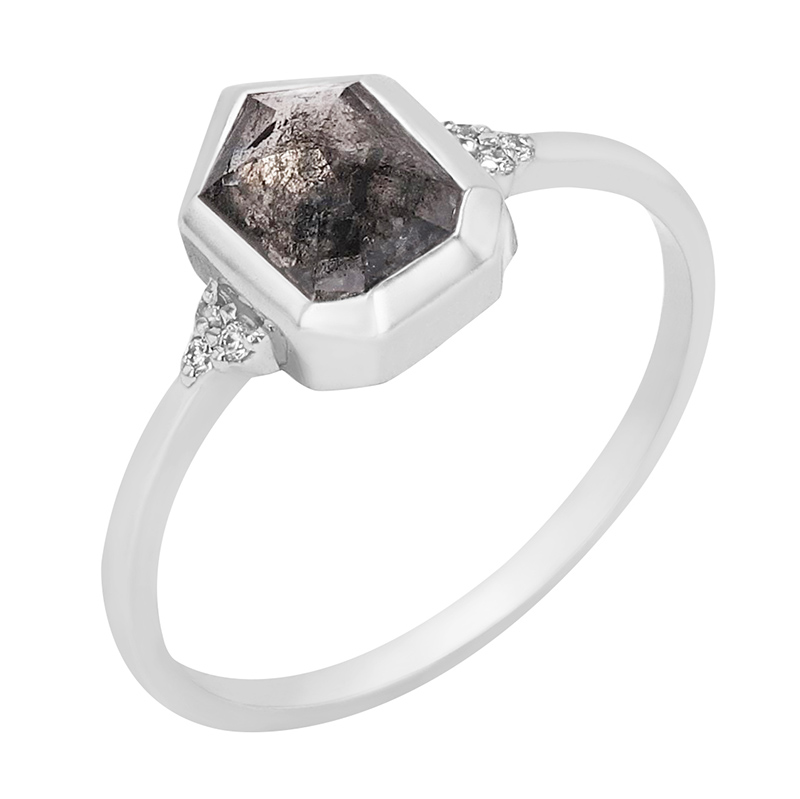 Zlatý prsten se salt and pepper diamantem ve tvaru heptagon
