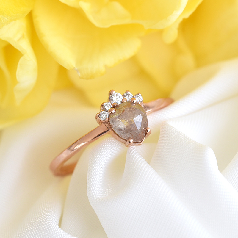 Dokonalý zásnubní prsten se světle růžovým diamantem 82534