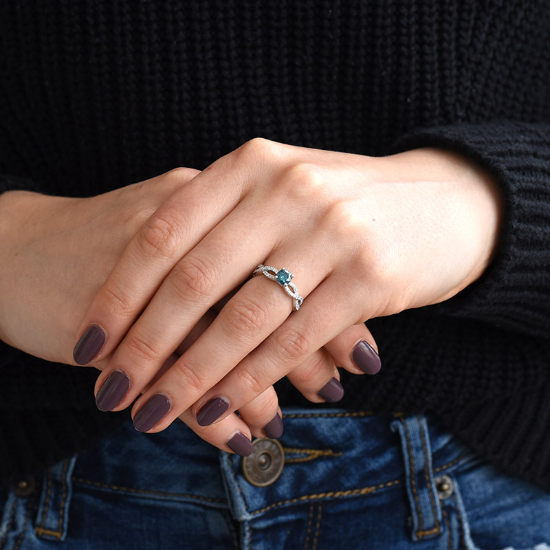 Romantický zásnubní prsten s modrým diamantem a postranními diamanty 82624