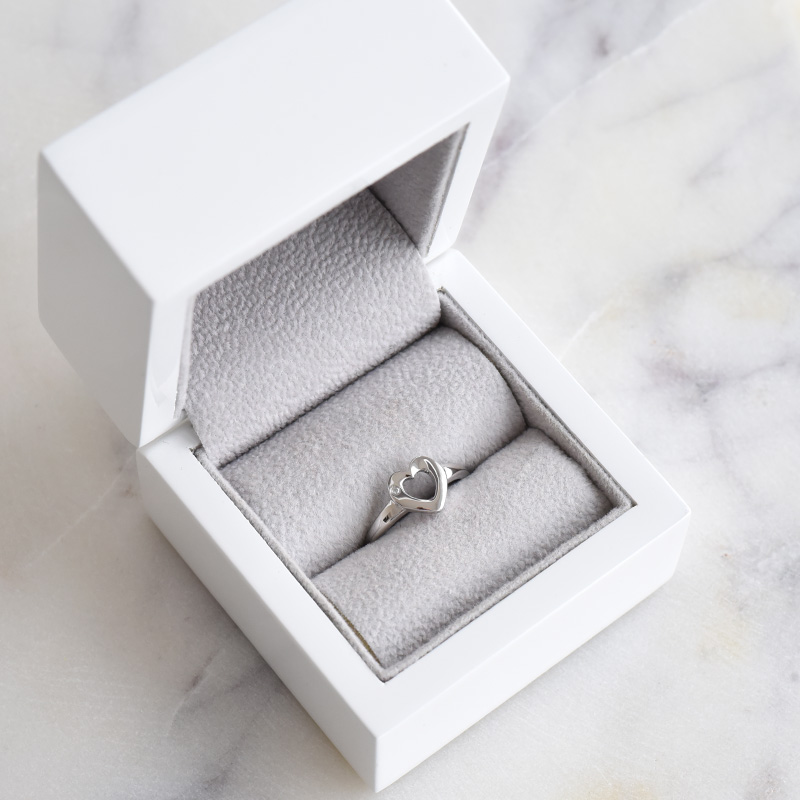 Stříbrný prsten ve tvaru srdce s diamantem 86074