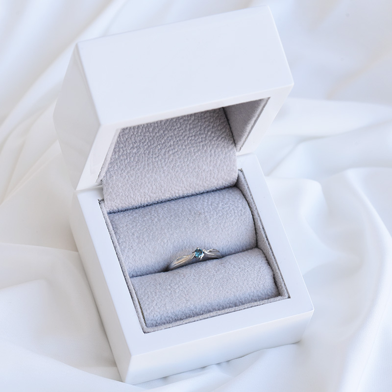 Zlatý prsten s modrým diamantem 93504