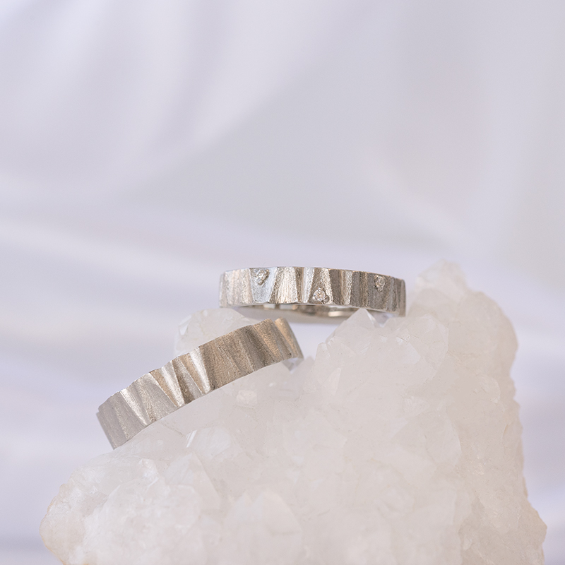 Zlaté tvarované prsteny s matným povrchem a diamanty Kristia 97794