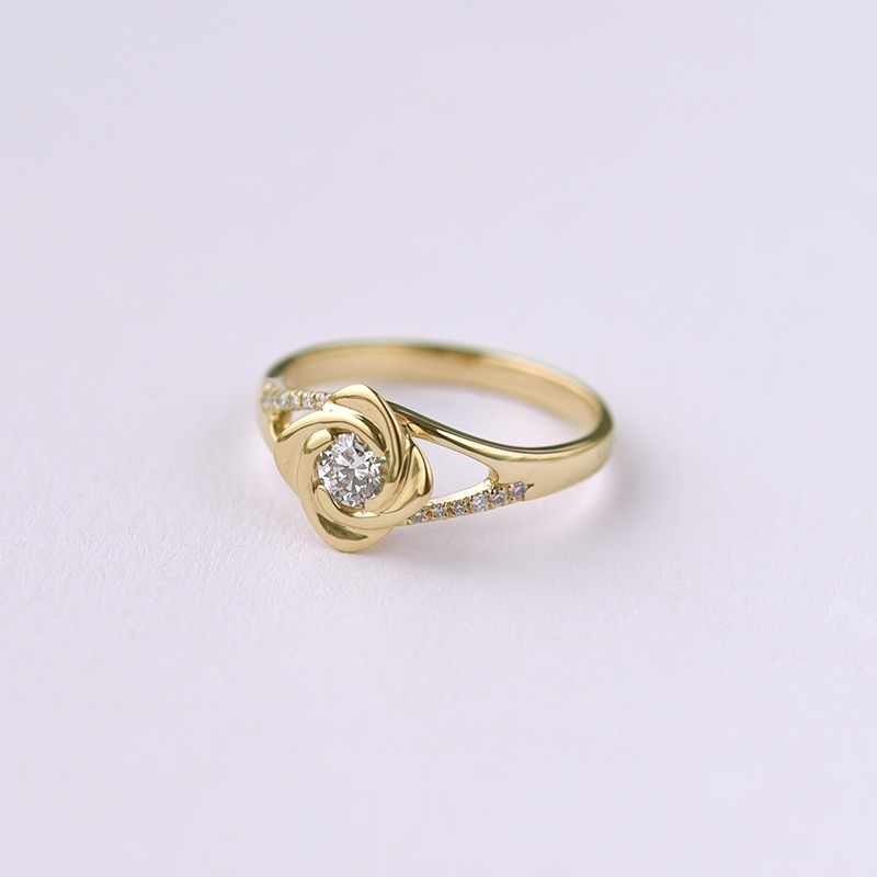 Zásnubní prsten ve tvaru růže s moissanitem a diamanty Xalor 100415