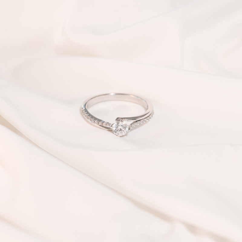 Zásnubní prsten s postranními diamanty Lileas 102085