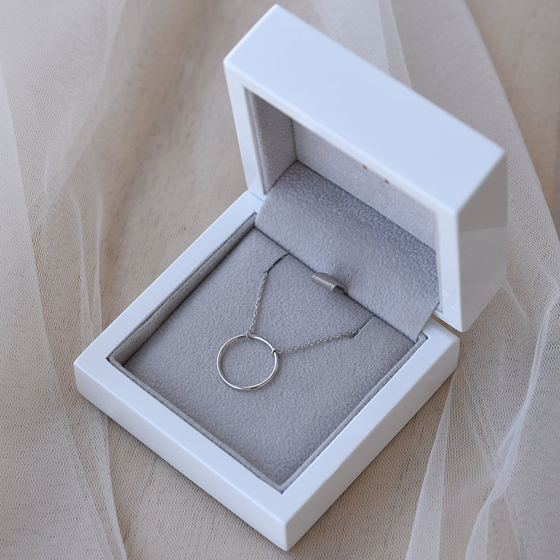 Stříbrný náhrdelník minimalistického tvaru Karma 103625