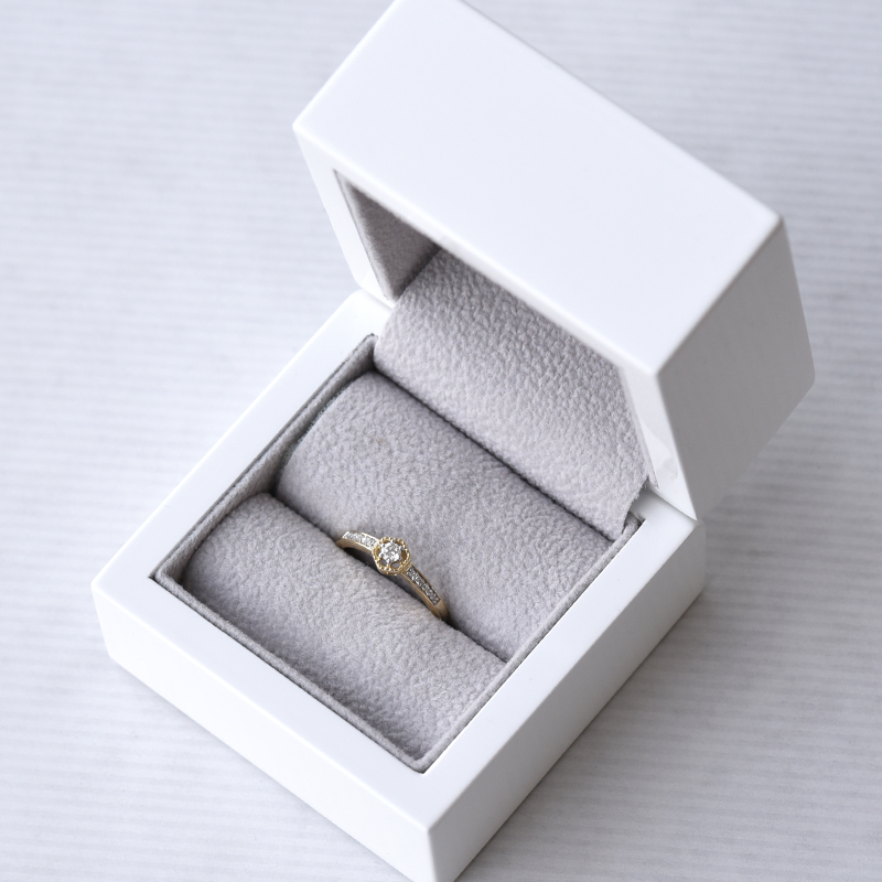 Stříbrný prsten s postranními lab-grown diamanty Plautine 104635