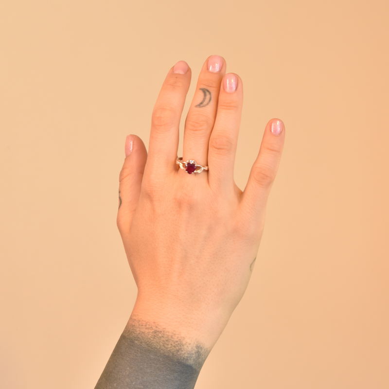 Zlatý claddagh prsten s rubínem a diamantem Norie 105575