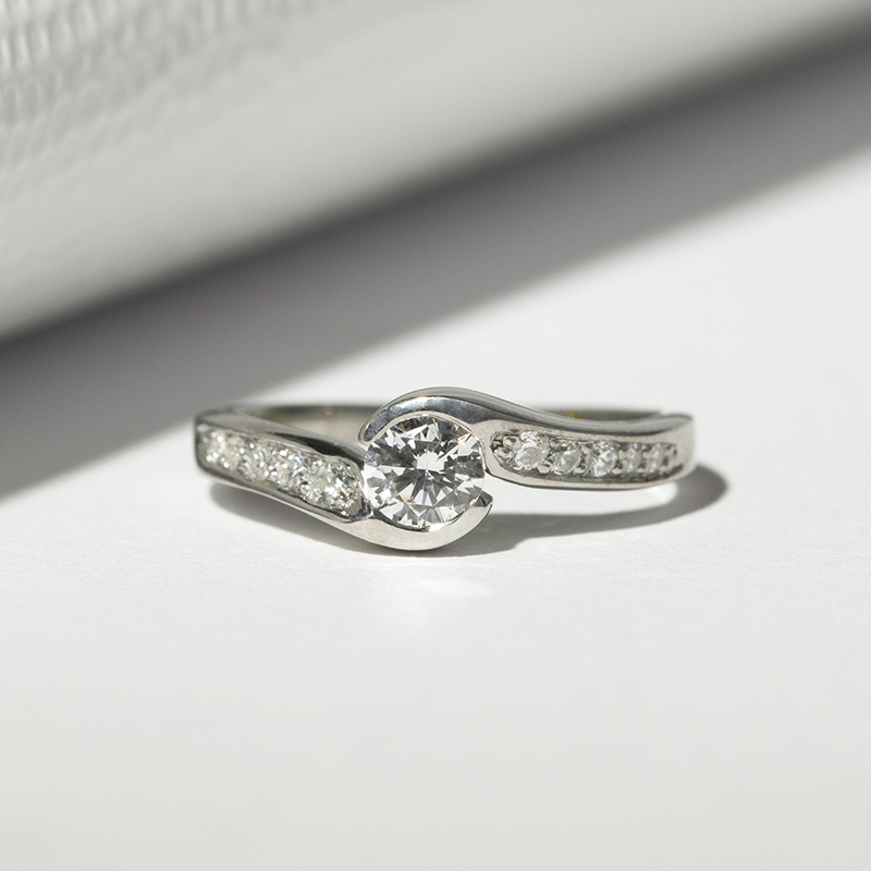 Zásnubní prsten s diamanty Lytarie 113035