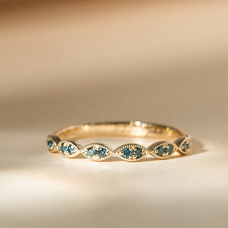 Něžný eternity prsten ze zlata s modrými diamanty Talita 120355