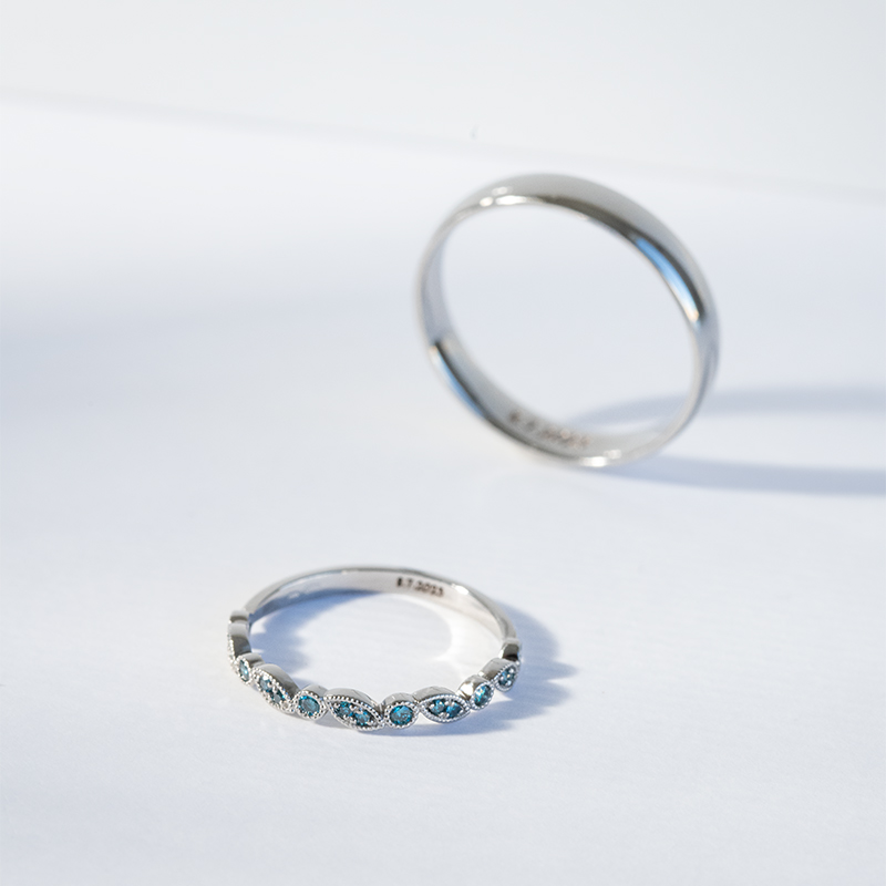 Něžný eternity prsten ze zlata s modrými diamanty Talita 121275