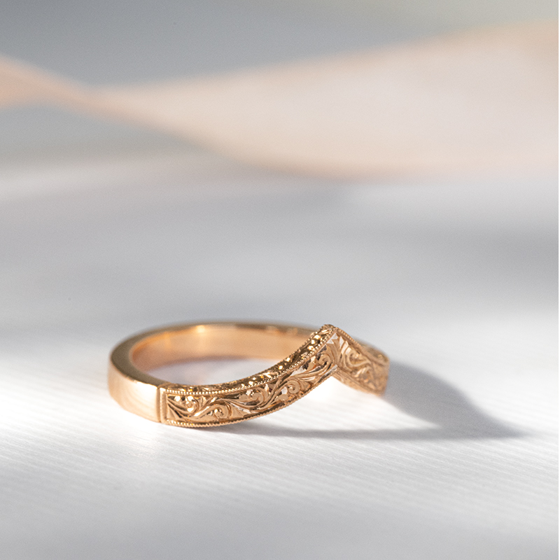 Vykrojený snubní prsten s ruční rytinou Lizzie 121825
