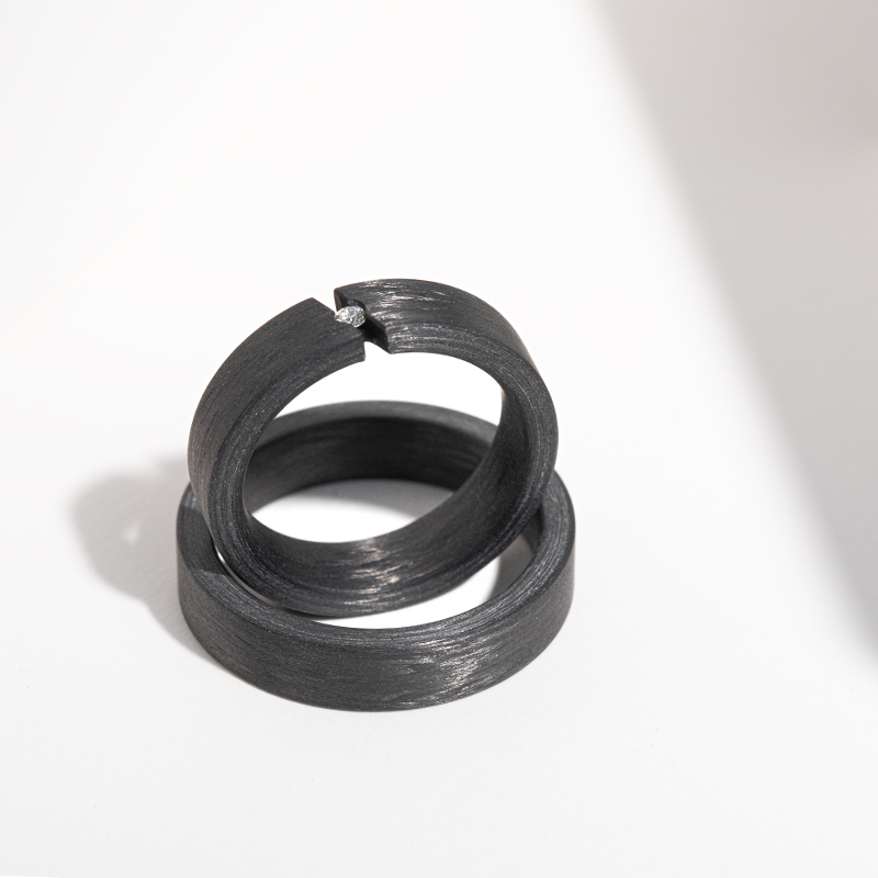 Ploché karbonové snubní prsteny s diamantem Sammu 123745