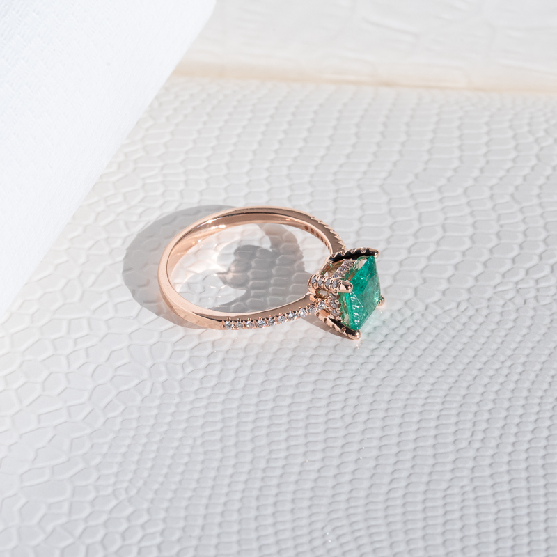 Zlatý prsten s princess smaragdem a diamanty Kip 124355