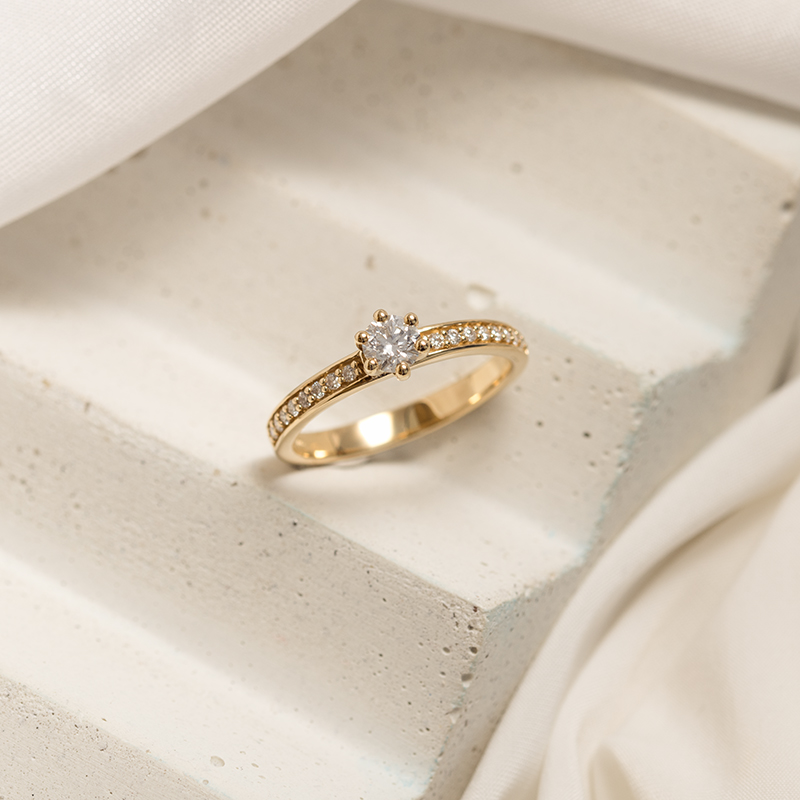 Zlatý zásnubní prsten s moissanitem a lab-grown diamanty Vanan 124595
