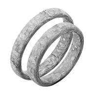 Mírně zaoblené snubní prsteny z karbonu Briony