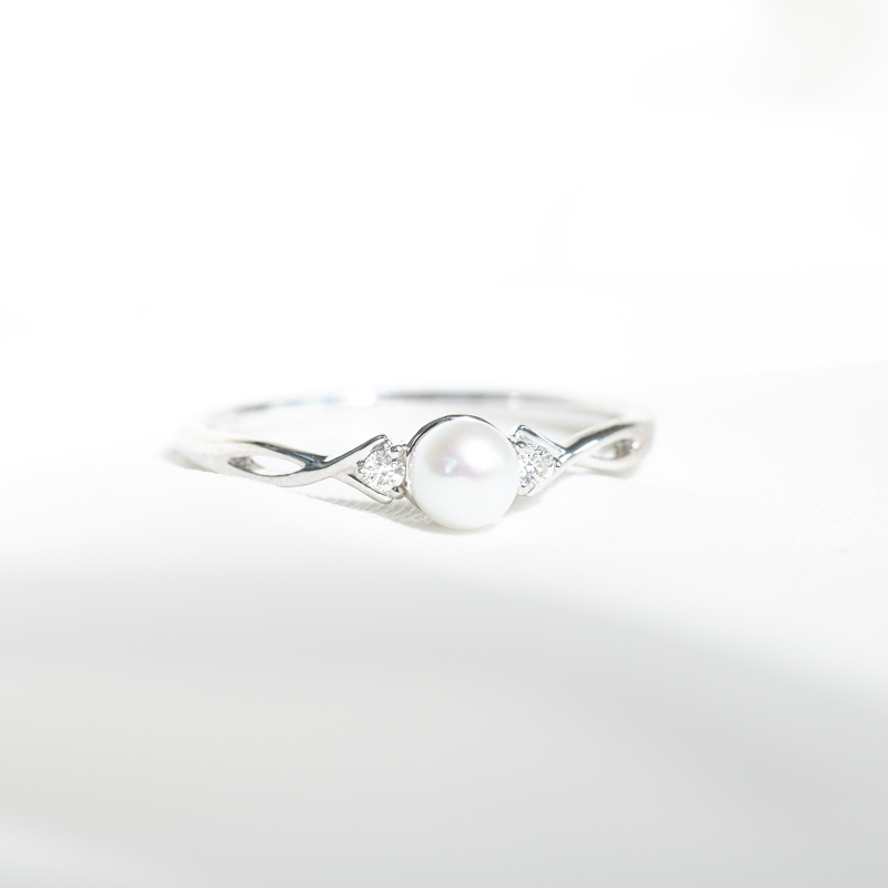Stříbrný elegantní prsten s perlou a lab-grown diamanty Azana 128765