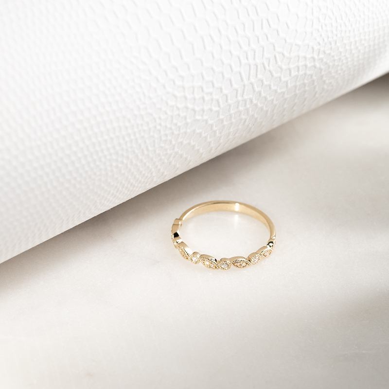 Zlatý vintage prsten s diamanty a zlatý komfortní snubní prsten Sango 133105