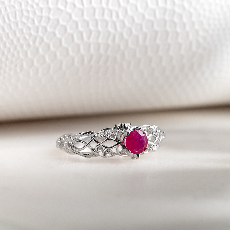 Vintage zásnubní prsten s rubínem a diamanty Chantal 133175