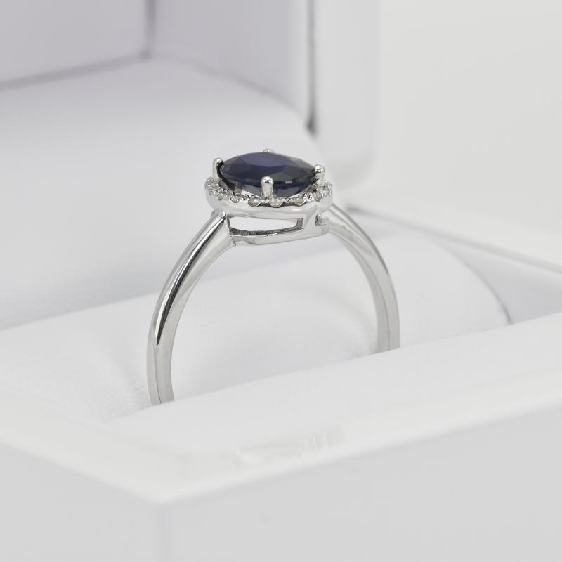 Safírově modrý prsten s diamanty