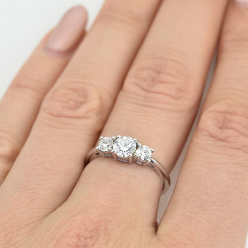 Platinový prsten s certifikovaným diamantem 23985