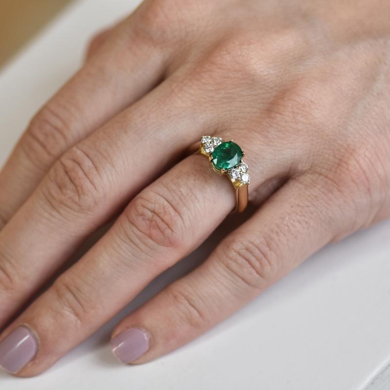Zlatý zásnubní prsten se smaragdem a diamanty Radka 29475