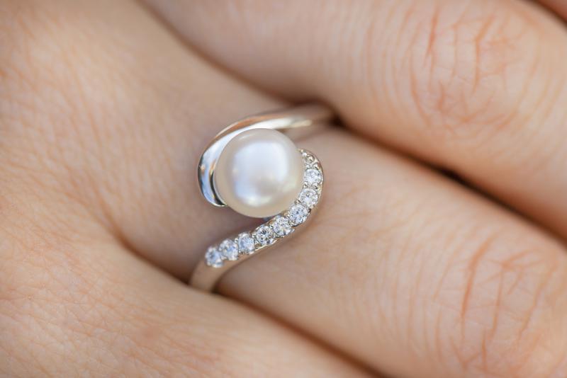 Střábrný prsten s bílou perlou 4215