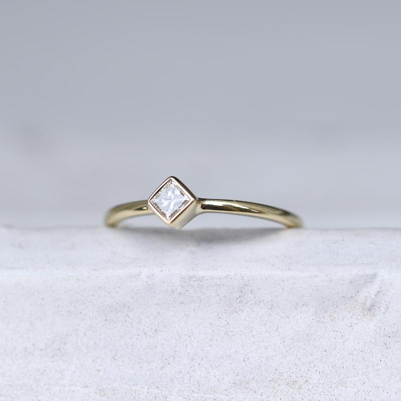 Zásnubní prsten s princess diamantem ze zlata 47795