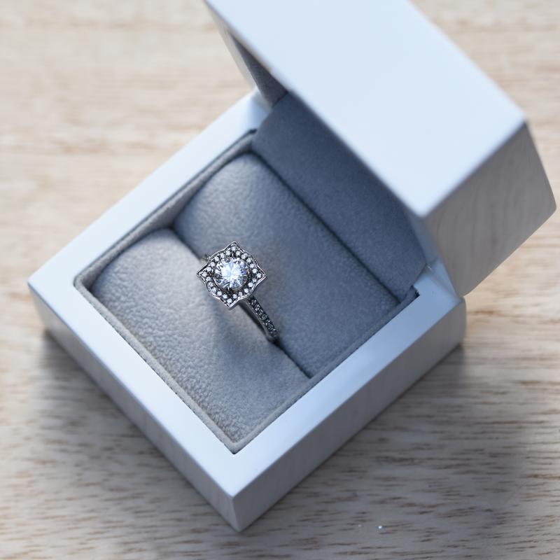 Extravagantní zásnubní diamantový prsten v halo stylu ze zlata Olva