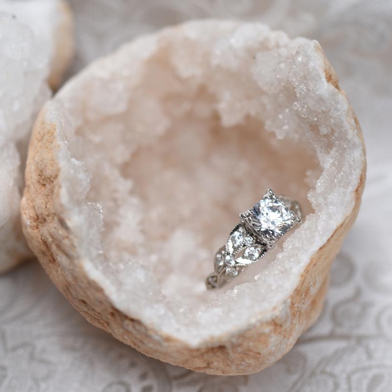 Romantický zásnubní prsten s diamanty 49655