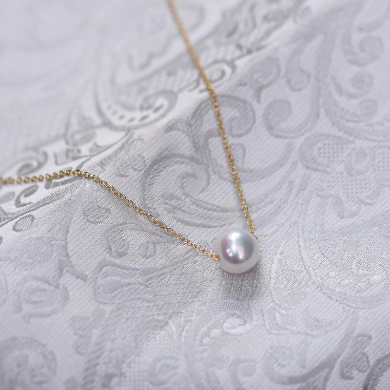 Něžný zlatý náhrdelník s perlou 