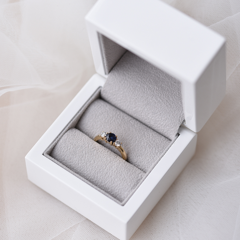 Zlatý zásnubní prsten se safírem 58135