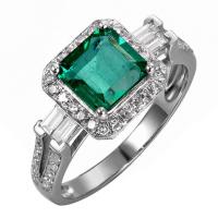 Zlatý prsten se smaragdem obklopeným diamanty Carli