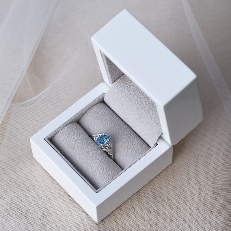 Prsten s modrým topazem