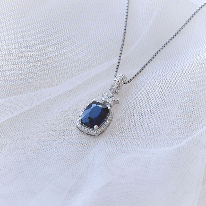 Okouzlující stříbrný náhrdelník se safírem 67505