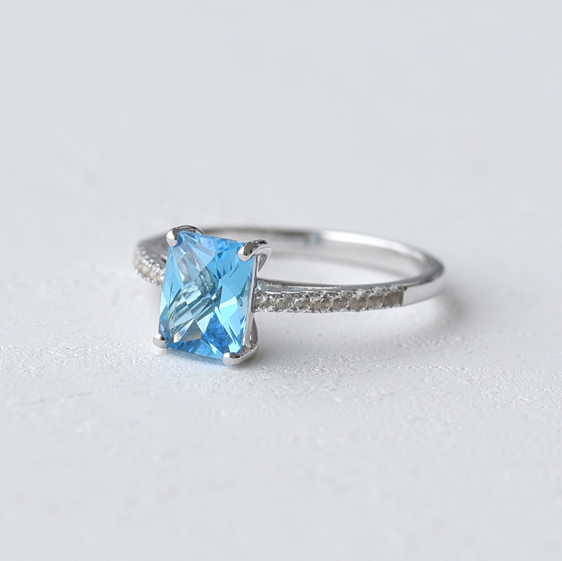 Prsten s modrým a bílými topazy ze zlata 68895
