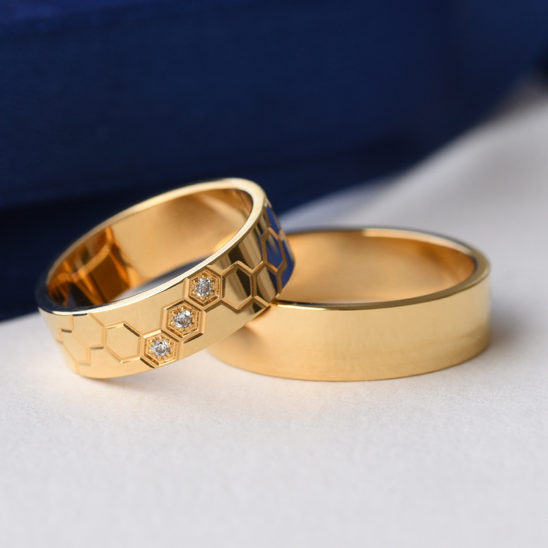 Zlaté snubní prsteny s gravírem a diamanty 76635
