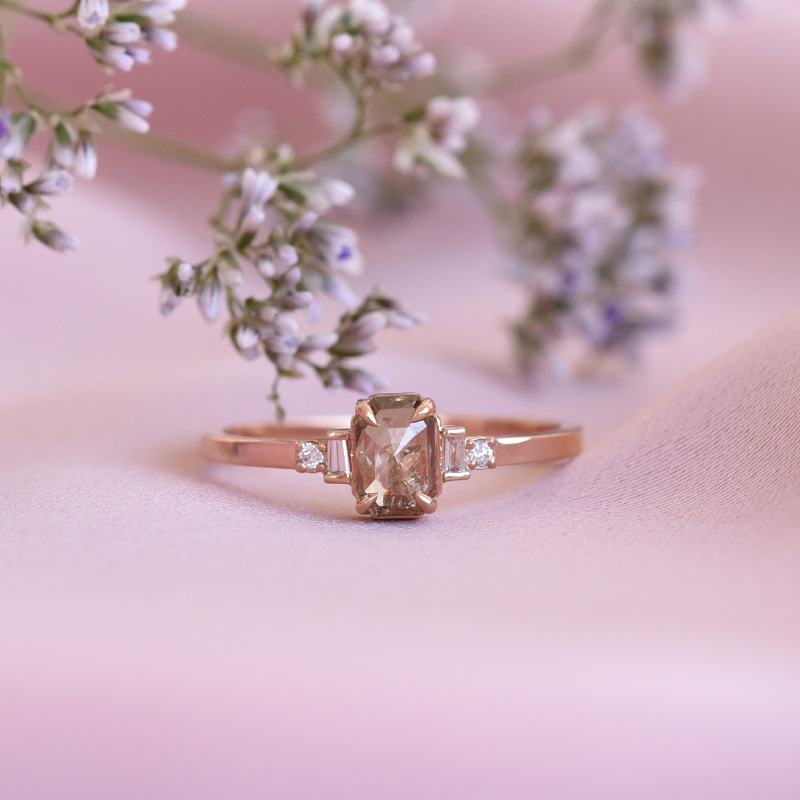 Zlatý prsten s champagne diamantem a postranními diamanty 78245