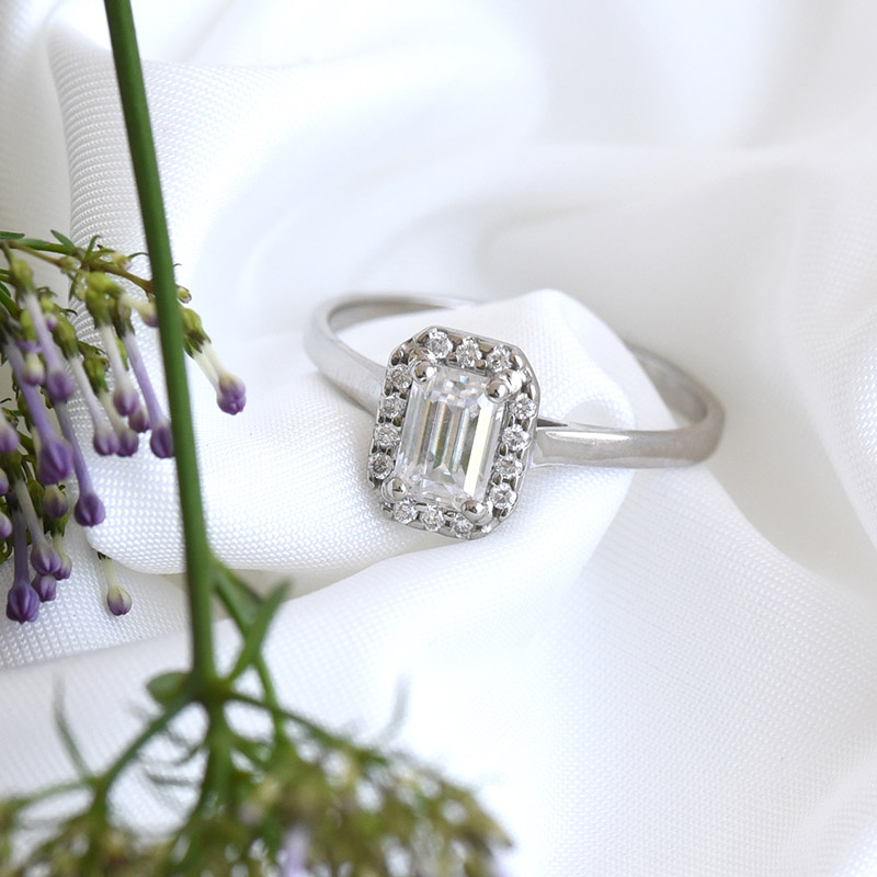 Zásnubní prsten z platiny s emerald moissanitem