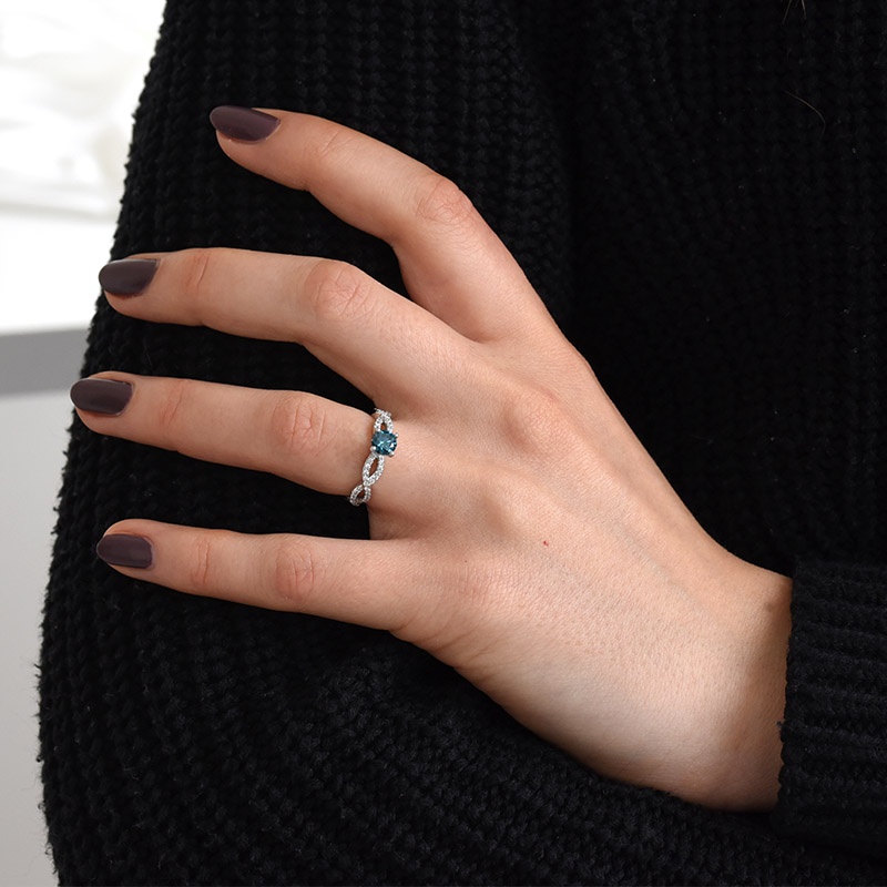 Zásnubní prsten s modrým diamantem ze zlata 82625