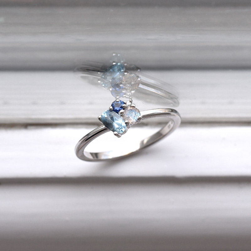 Cluster prsten s akvamarínem, labradoritem, safírem a diamantem z bílého zlata 84335